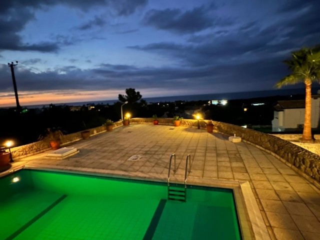 Komplett möblierte Villa mit 4 Schlafzimmern, Pool, 4 Badezimmern und 5 Toiletten in Çatalköy mit herrlichem Blick auf die Berge und das Meer. Zur Tagesmiete verfügbar