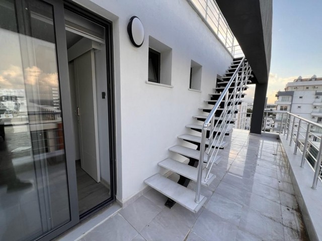 Komplett möbliertes 3+1 Penthouse zur Miete mit Bergblick im Zentrum von Kyrenia
