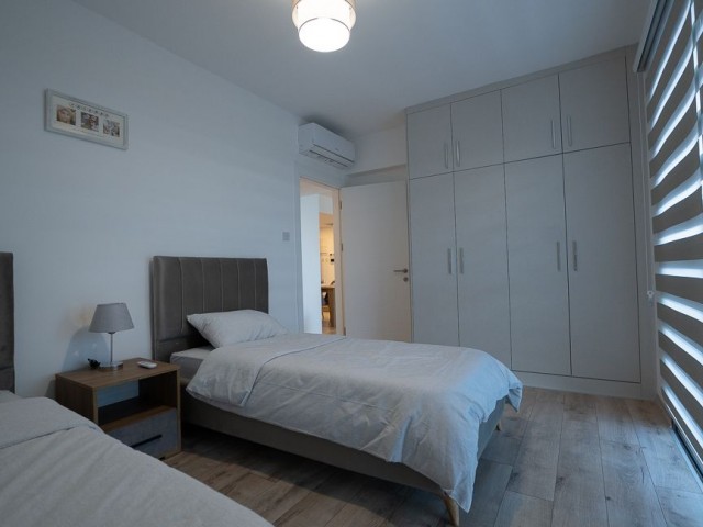 SCHÖNES 2 1 PENTHOUSE MIT GROSSER DACHTERRASSENFLÄCHE, DIE EINE ERFRISCHENDE AUSSICHT UND EINEN JACUZZI IN ALSANCAK-GIRNE BIETET