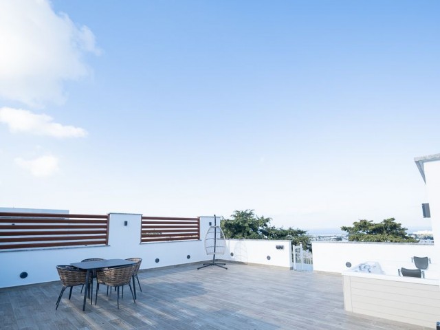 SCHÖNES 2 1 PENTHOUSE MIT GROSSER DACHTERRASSENFLÄCHE, DIE EINE ERFRISCHENDE AUSSICHT UND EINEN JACUZZI IN ALSANCAK-GIRNE BIETET