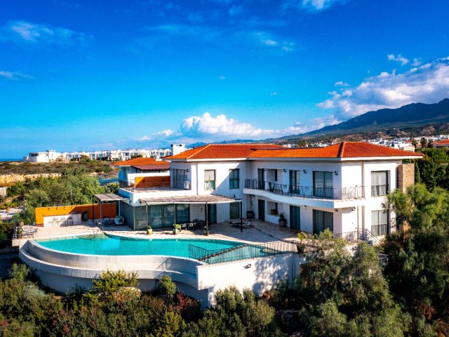  A MONUMENTAL AND VERY GORGEOUS 7 BEDROOM LUXURY VILLA WITH A SPARKLING SWIMMING POOL WHERE EVERY DE