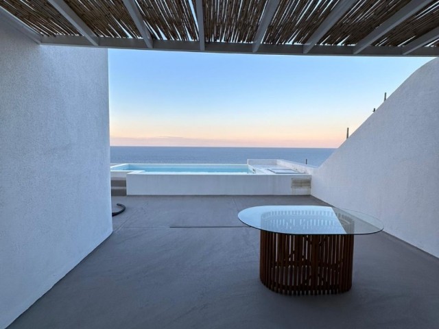 Luxuriöse, von Santorini inspirierte Villa in guter Lage