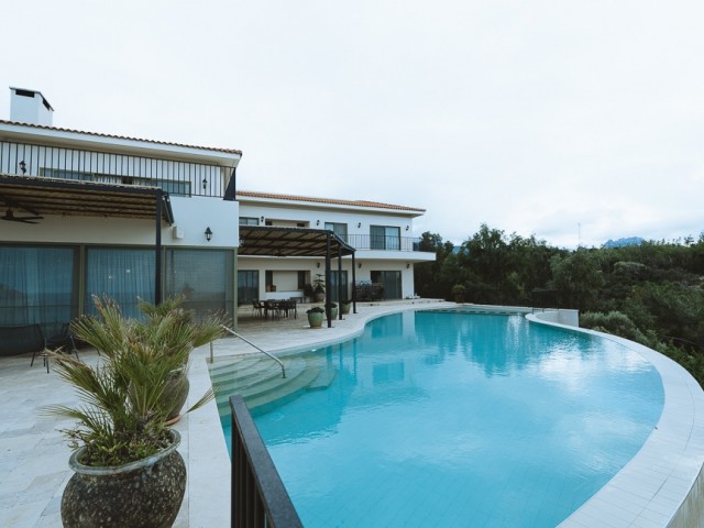 LUXUSVILLA MIT 7 SCHLAFZIMMERN UND TOLLEM MEERBLICK AUF DAS MITTELMEER