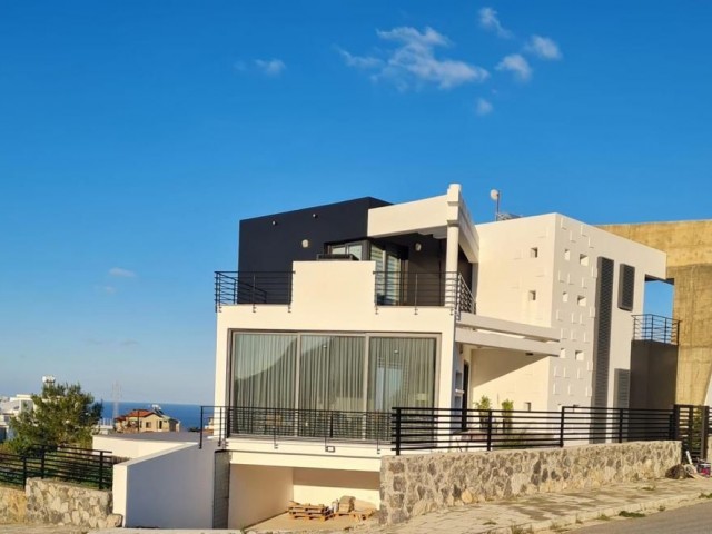 Luxuriöse Villa mit 4 Schlafzimmern zur Tagesmiete in Girne-Catalkoy