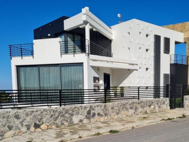 Luxuriöse Villa mit 4 Schlafzimmern zur Tagesmiete in Girne-Catalkoy