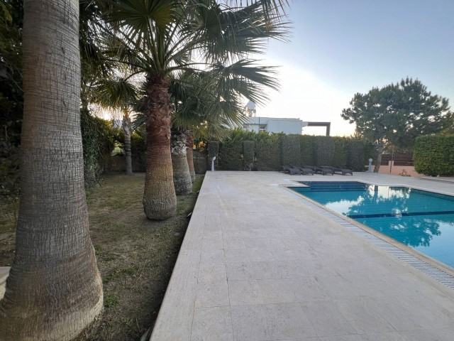 Luxusvilla mit privatem Pool auf 1 Dekar in der Region Kyrenia Alsancak