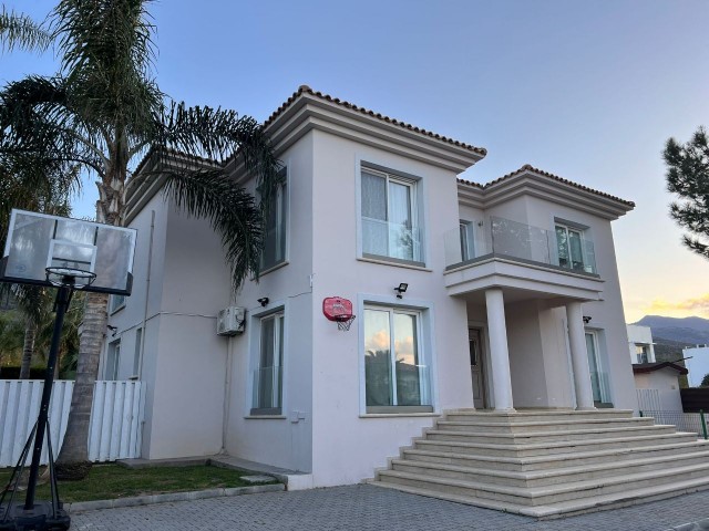 Luxusvilla mit privatem Pool auf 1 Dekar in der Region Kyrenia Alsancak