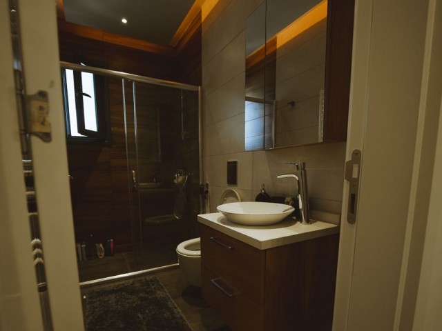 Sehr luxuriöse 4+1-Villa mit Hauptschlafzimmer und privatem Pool in ALSANCAK-GİRNE