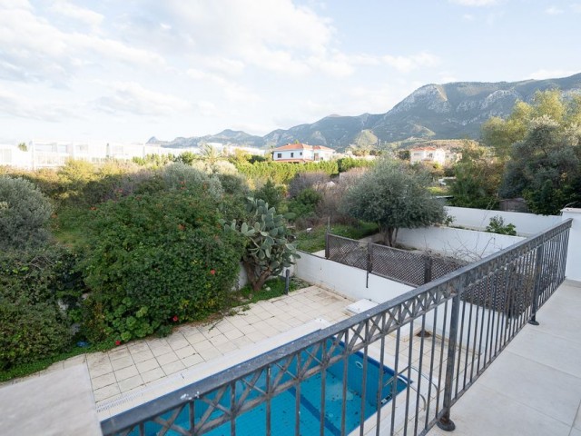 SCHÖNE 3+1 VILLA MIT PRIVATEM SCHWIMMBAD, GARTENANLAGE UND DACHTERRASSE MIT SCHÖNER AUSSICHT