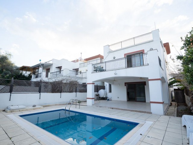 LOVELY 3+1 VILLA WITH PRIVATE SWIMMING POOL, GARDEN AREA AND A ROOF TERRACE WITH A PLEASANT VIEW