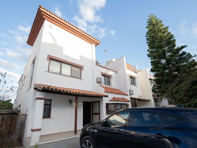 SCHÖNE 3+1 VILLA MIT PRIVATEM SCHWIMMBAD, GARTENANLAGE UND DACHTERRASSE MIT SCHÖNER AUSSICHT