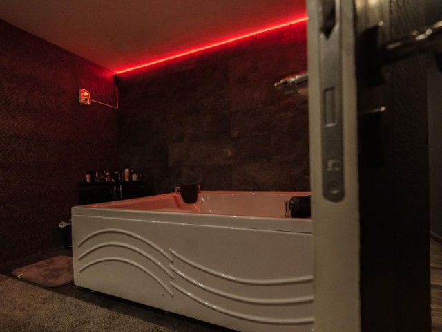 LUXURIÖSE UND SEHR GUT EINGERICHTETE 2+1 WOHNUNG MIT JACUZZI IN GIRNE