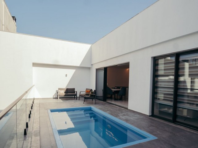 BRANDNEUE UND SEHR EXQUISITE 3+1 PENTHOUSE-WOHNUNG MIT PRIVATEM POOL UND EINEM ATEMBERAUBENDEN MEERBLICK KARAKUM-GIRNE