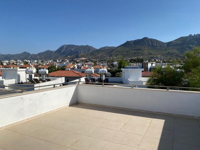  MODERNE UND LUXURIÖSE 3+1 DOPPELHAUSHÄLFTE MIT GROSSER TERRASSE UND GEMEINSCHAFTSPOOL IN GIRNE