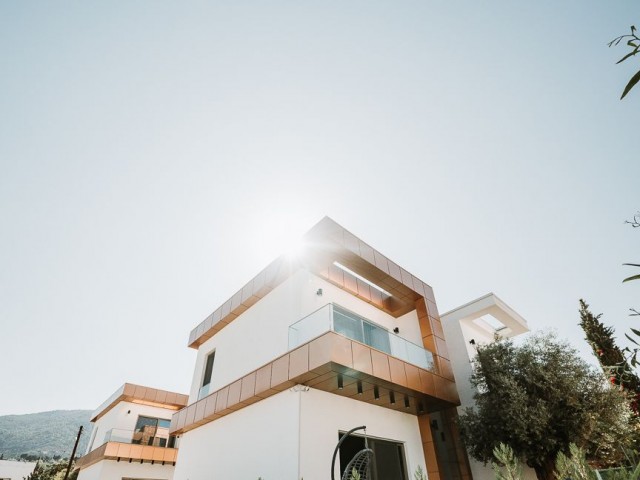 SEHR SCHÖNE UND MODERNE 3+1 VILLA MIT GROSSEM GARTEN UND MEERBLICK IN OZANKOY