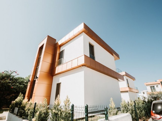 SEHR SCHÖNE UND MODERNE 3+1 VILLA MIT GROSSEM GARTEN UND MEERBLICK IN OZANKOY