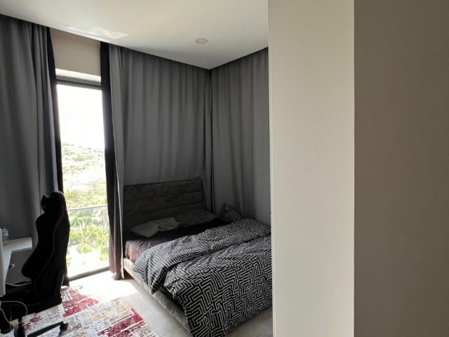 BELLAPAIS-GİRNE'DE ORTAK YÜZME HAVUZU VE GENİŞ TERASLI LÜKS ENSUITE 2+1 PENTHOUSE