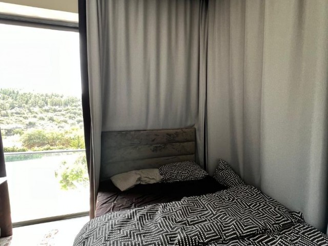 BELLAPAIS-GİRNE'DE ORTAK YÜZME HAVUZU VE GENİŞ TERASLI LÜKS ENSUITE 2+1 PENTHOUSE