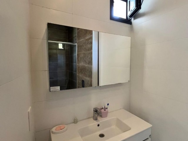  LUXURIÖSES ENSUITE 2+1 PENTHOUSE MIT GEMEINSCHAFTLICHEM SCHWIMMBAD UND EINER RIESIGEN TERRASSE IN BELLAPAIS-GIRNE