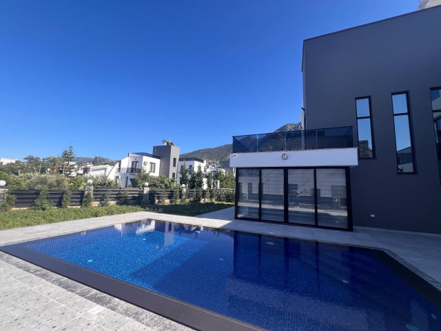 Luxusvilla mit privatem Pool zum Verkauf in Kyrenia Lapta, innerhalb des Grundstücks