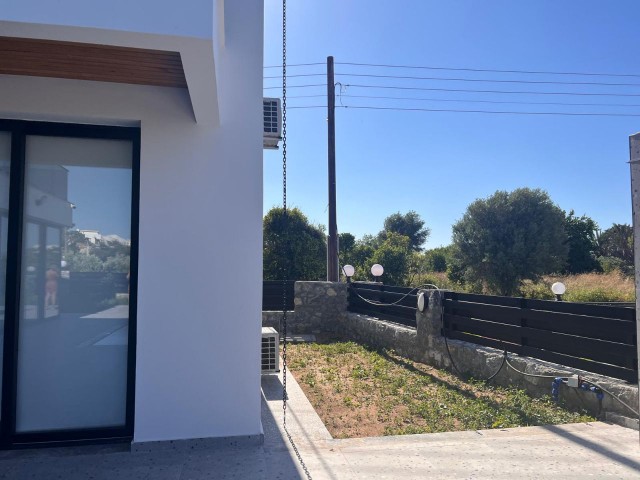 Luxusvilla mit privatem Pool zum Verkauf in Kyrenia Lapta, innerhalb des Grundstücks