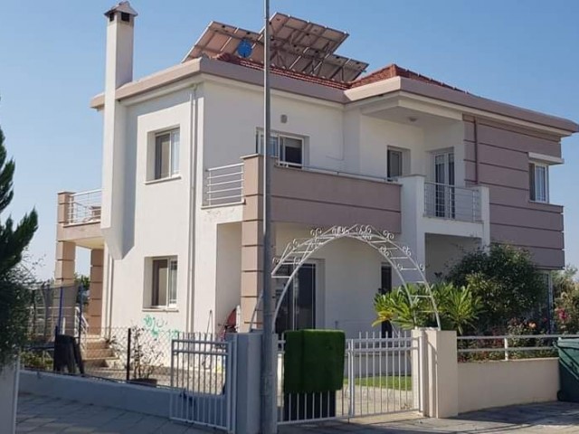 GROSSE, GERÄUMIGE, HOCHWERTIGE ZENTRALHEIZUNG UND KÜHLUNG 3+1 VILLA ZUM VERKAUF IN YENİKENT