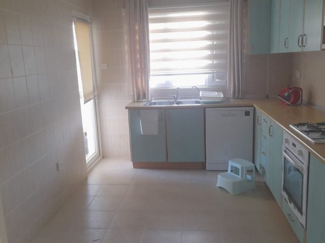 Geräumige 3+1-Wohnung in super Lage im Zentrum von Kyrenia!