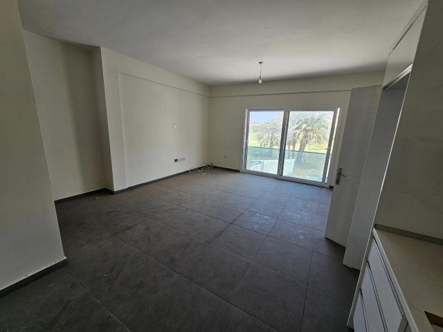 Wohnung zum Verkauf im Zentrum von Famagusta, 2. Etage, 80 m², gleichwertiger Titel, unmöbliert, Region Gülseren