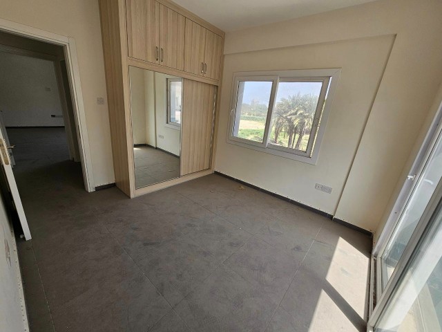 Wohnung zum Verkauf im Zentrum von Famagusta, 2. Etage, 80 m², gleichwertiger Titel, unmöbliert, Region Gülseren