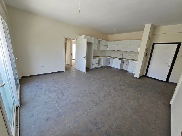 Wohnung zum Verkauf im Zentrum von Famagusta, 2. Etage, 80 m², gleichwertiger Titel, unmöbliert, Reg