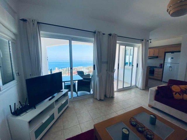 Wir freuen uns, diesen herrlichen Bungalow mit 3 Doppelzimmern in Hanglage in Esentepe, Nordzypern, zum Verkauf anbieten zu können. Der Bungalow befindet sich in einer schönen Anlage mit einem großzügigen Privatgrundstück, das mit einem natürlich schönen Blick auf das Meer und die Berge gesegnet ist