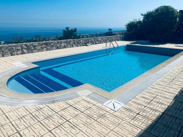 Wir freuen uns, diesen herrlichen Bungalow mit 3 Doppelzimmern in Hanglage in Esentepe, Nordzypern, zum Verkauf anbieten zu können. Der Bungalow befindet sich in einer schönen Anlage mit einem großzügigen Privatgrundstück, das mit einem natürlich schönen Blick auf das Meer und die Berge gesegnet ist