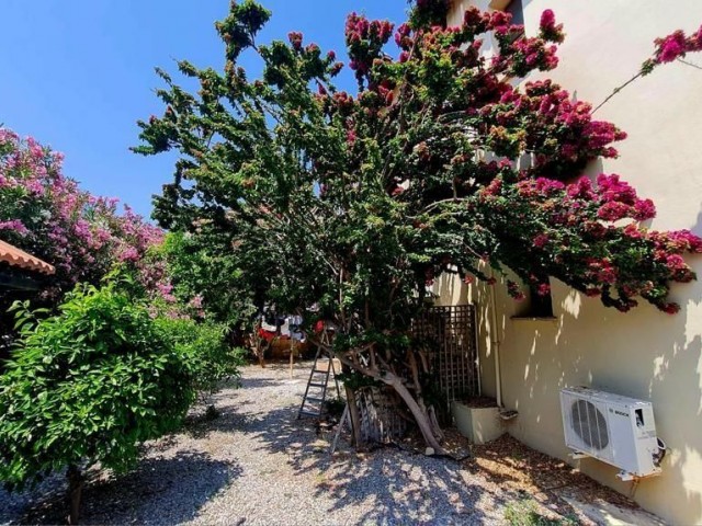 Located in a lovely private Cul de sac you will find this delightful 4 bedroom detached villa. Second Line to the sea it truly commands a great position in the picturesque area of Bahceli. With Beautifully mature gardens, a great plot size & title deeds in owners name. A fantastic Home & Investment