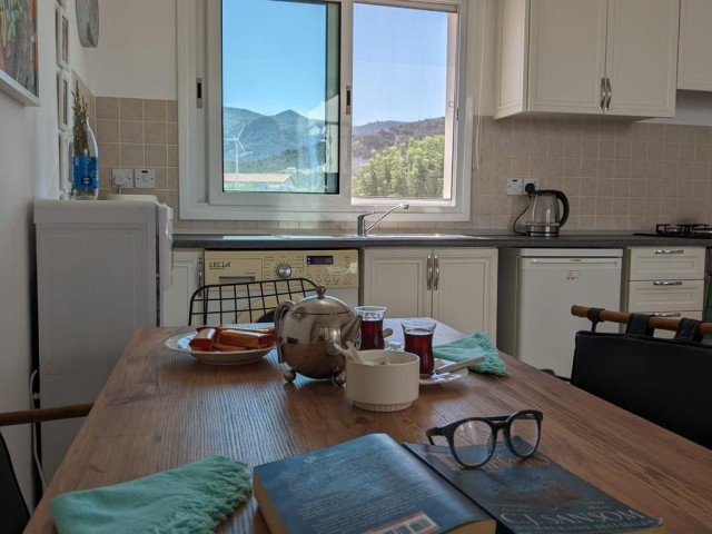 Wir freuen uns, dieses schöne Penthouse mit 2 Schlafzimmern an einem bezaubernden Ort mit einer großartigen Gemeinschaft präsentieren zu können. Fabelhafte Aussicht auf Meer und Berge. Schlüsselfertige Einrichtung inklusive, bis hin zum Geschirr. Große Terrassenüberdachung und separater Balkon sowie