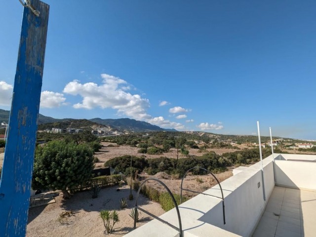 Wir freuen uns, dieses schöne Penthouse mit 2 Schlafzimmern an einem bezaubernden Ort mit einer großartigen Gemeinschaft präsentieren zu können. Fabelhafte Aussicht auf Meer und Berge. Schlüsselfertige Einrichtung inklusive, bis hin zum Geschirr. Große Terrassenüberdachung und separater Balkon sowie