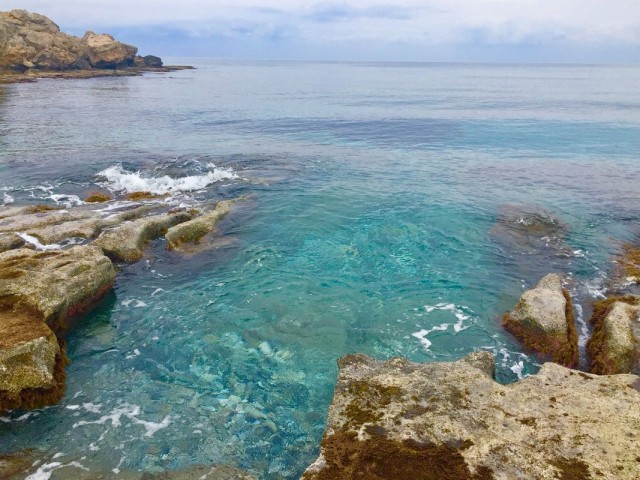 Wir freuen uns, eine absolut spektakuläre Villa mit 3 Schlafzimmern DIREKT am Meer in der malerischen Gegend von Tatlisu, Nordzypern, zum Verkauf anbieten zu können. DIESE Villen sind wunderschön gestaltet, um die Landschaft zu genießen, zu der auch Ihr eigenes privates Grundstück mit privatem Pool 