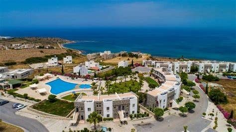 We are pleased to offer for sale this beautifully presented 2 bedroom Penthouse apartment on this highly sort after boutique site in Bahceli. With fantastic sea views from the moment you walk and access from the site to the beach and old coast road walks. The site also benefits from great amenities