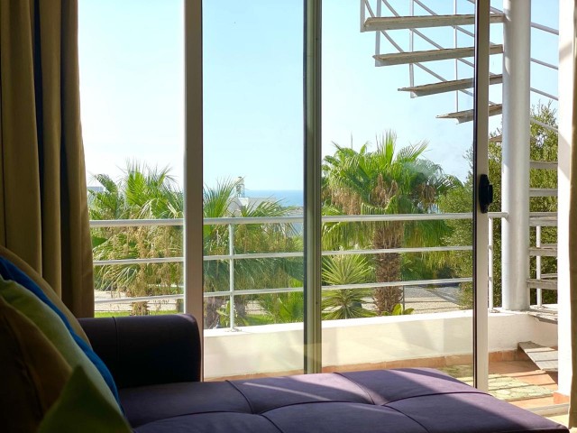 ما خوشحالیم که این آپارتمان پنت هاوس 2 خوابه زیبا را در این سایت بوتیک در باهچلی برای فروش عرضه می کنیم. با مناظر فوق العاده دریا از لحظه پیاده روی و دسترسی از سایت به ساحل و پیاده روی های قدیمی در جاده ساحلی. این سایت از امکانات رفاهی بسیار خوبی نیز بهره می برد