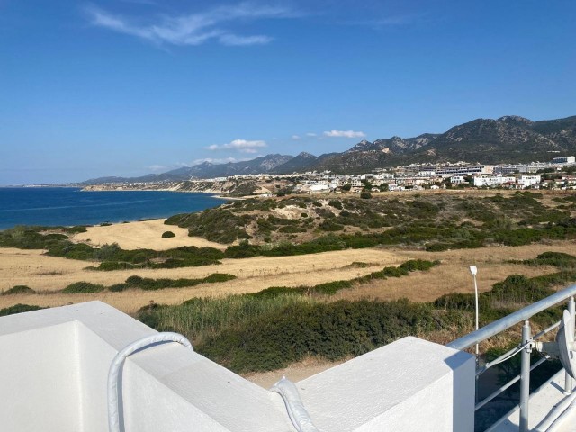 Fantastische Gelegenheit, ein wunderschönes, geräumiges Penthouse mit 3 Doppelzimmern in der begehrten Wohnanlage Sea Magic Park zu besitzen. Mit einem hervorragenden Meerblick auf einem Grundstück mit großartigen Annehmlichkeiten haben Sie hier wirklich alles. Die Sonnenuntergänge von der Dachterra