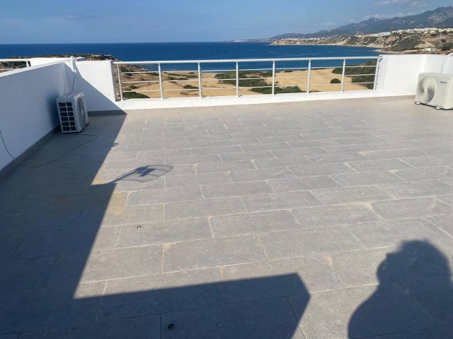 Fantastic opportunity to own a beautiful 3 double bedroom spacious Penthouse on the sought after development, Sea Magic Park. With outstanding sea views on a site which has great amenities you really have it all here. The sunsets from the roof terrace are quite spectacular overall a fantastic home.