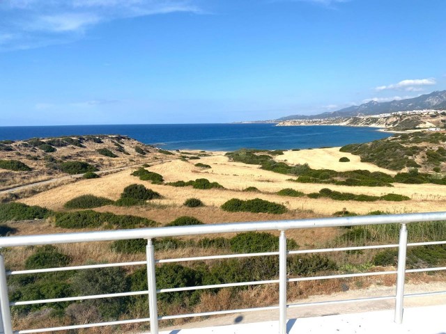 Fantastische Gelegenheit, ein wunderschönes, geräumiges Penthouse mit 3 Doppelzimmern in der begehrten Wohnanlage Sea Magic Park zu besitzen. Mit einem hervorragenden Meerblick auf einem Grundstück mit großartigen Annehmlichkeiten haben Sie hier wirklich alles. Die Sonnenuntergänge von der Dachterra