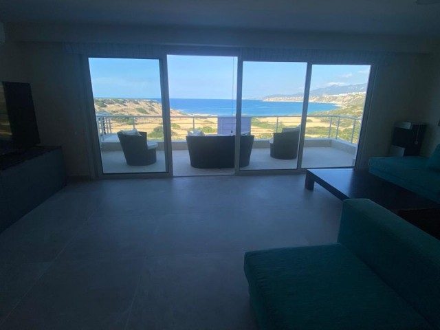 Fantastische Gelegenheit, ein wunderschönes, geräumiges Penthouse mit 3 Doppelzimmern in der begehrten Wohnanlage Sea Magic Park zu besitzen. Mit einem hervorragenden Meerblick auf einem Grundstück mit großartigen Annehmlichkeiten haben Sie hier wirklich alles. Die Sonnenuntergänge von der Dachterra