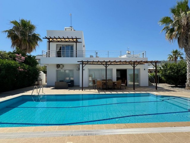 Great opportunity to purchase this extremely well presented 3 bedroom detached Villa with fantastic dreamy views over the Mediterranean. The present owners have tastefully renovated the villa over the years to include a great kitchen & modern luxury bathrooms. Title deeds in owners name and VAT paid