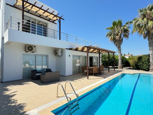 Great opportunity to purchase this extremely well presented 3 bedroom detached Villa with fantastic dreamy views over the Mediterranean. The present owners have tastefully renovated the villa over the years to include a great kitchen & modern luxury bathrooms. Title deeds in owners name and VAT paid