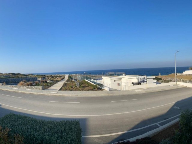 Küstenparadies: Einstöckiges Apartment mit Dachterrasse neben Strand und Yachthafen