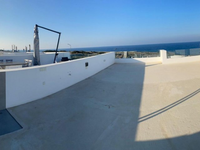 Coastal Paradise: Single Storey Apartment with Roof Terrace  Next to Beach and Marina