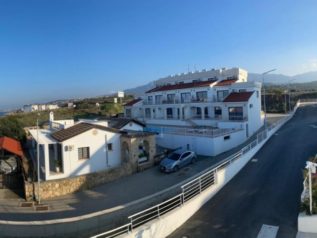 Küstenparadies: Einstöckiges Apartment mit Dachterrasse neben Strand und Yachthafen