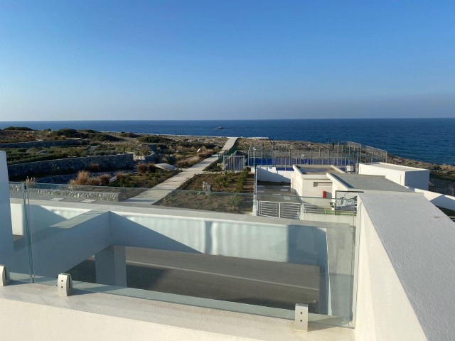 Küstenparadies: Einstöckiges Apartment mit Dachterrasse neben Strand und Yachthafen