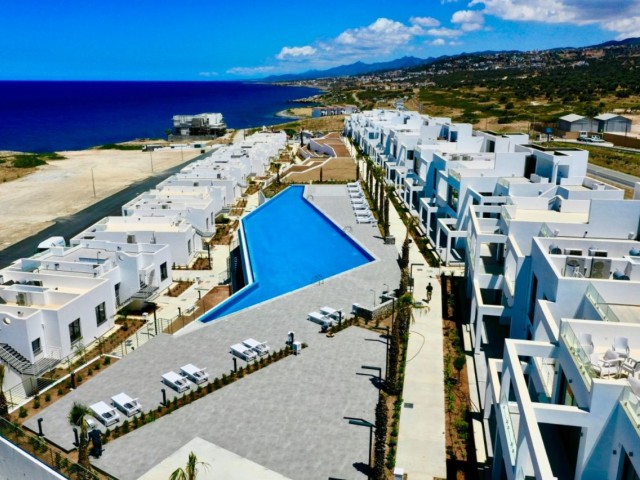 Küstenparadies: Einstöckiges Apartment mit Dachterrasse neben Strand und Yachthafen