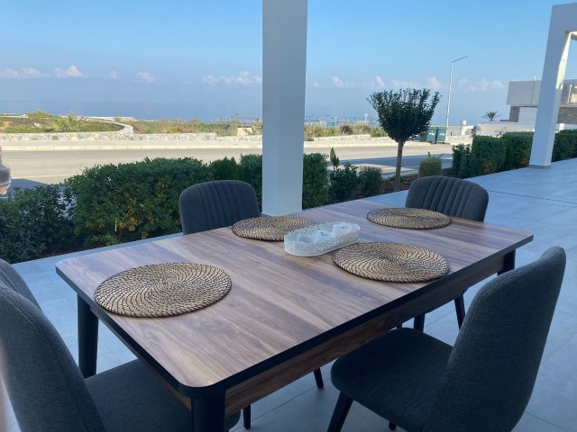 Entspannen Sie sich am Meer: Geräumige einstöckige Wohnung mit atemberaubender Dachterrasse zu verkaufen